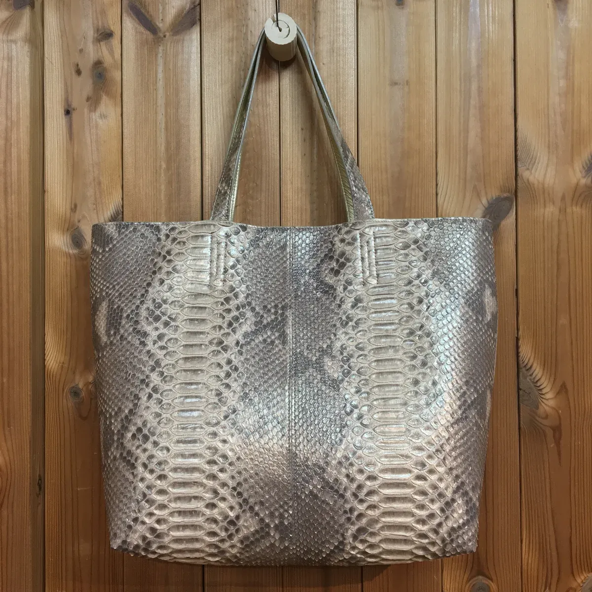シルバーのトートバッグ